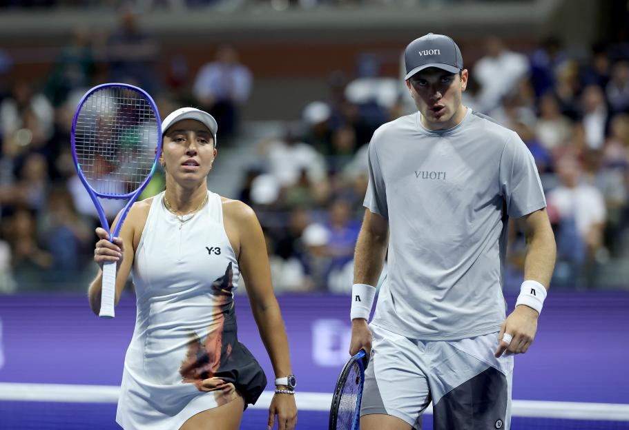 Jack Draper and Jessica Pegula on a tennis court.