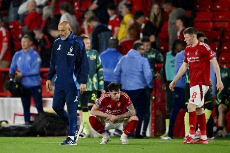 Nottingham Forest manager Nuno Espirito Santo and players looking dejected after a match.