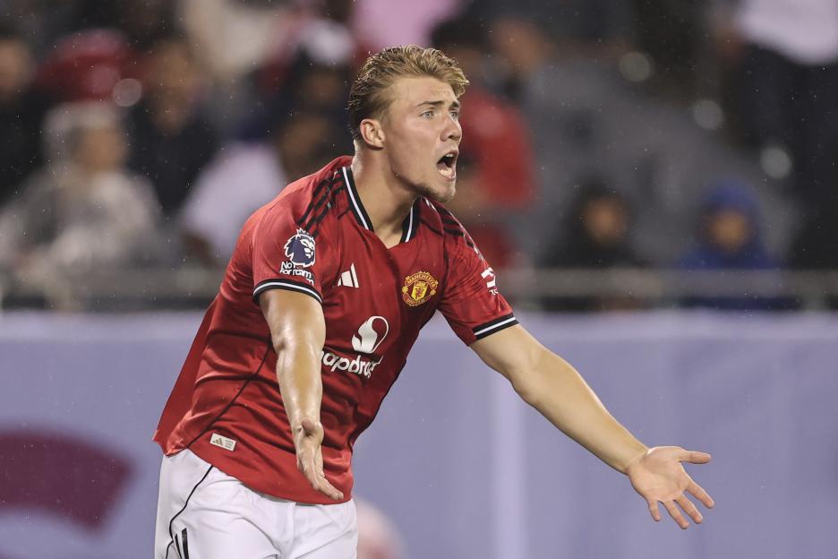 Rasmus Hojlund of Manchester United reacting during a soccer match.