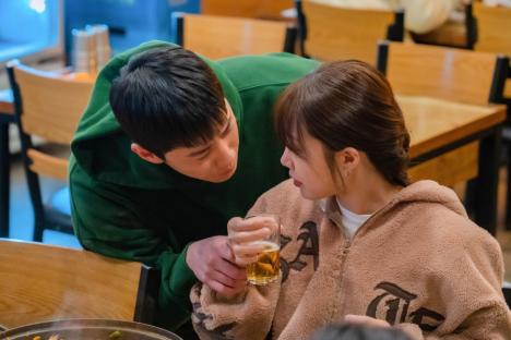 Lee Jun Young And Jeong Eun Ji Grow Closer Through Mindful Coaching In “Pump Up The Healthy Love” 