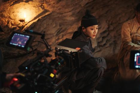 Lee Jae Wook, Jo Bo Ah, And More Show Warm Chemistry And Dedication Behind The Scenes Of “Dear Hongrang”; 10