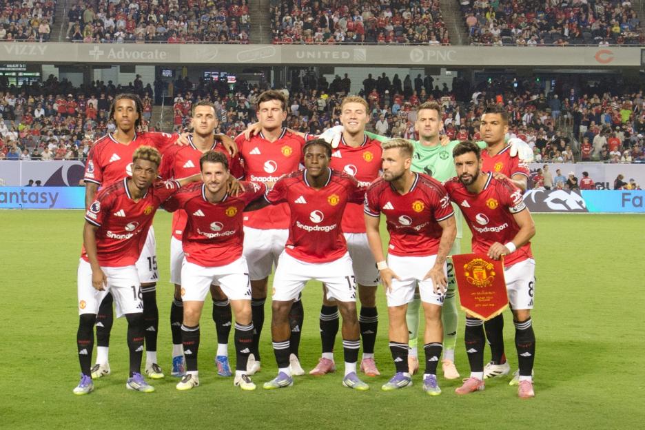 Manchester United players posing for a photo.