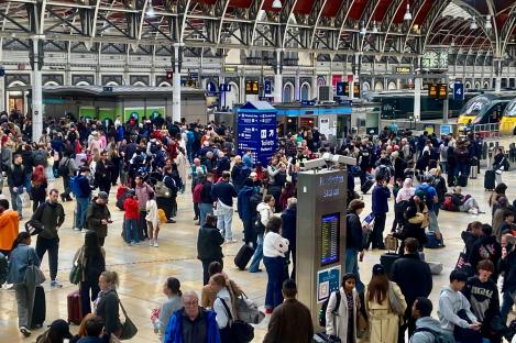 Easter Monday travel carnage as ‘ALL trains cancelled’ from Paddington due to major fault with 100s stranded