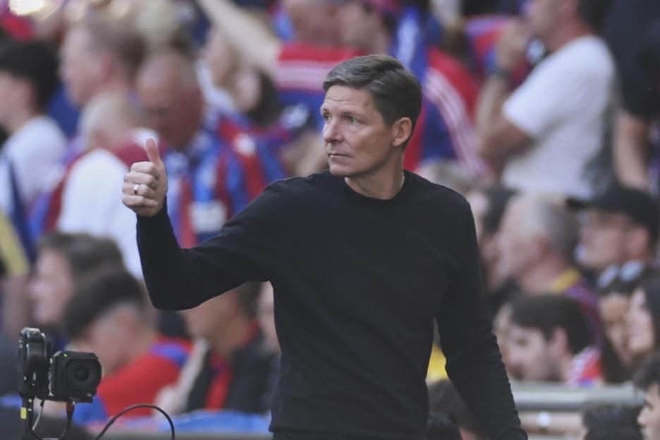Oliver Glasner giving a thumbs up at the FA Cup final.