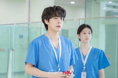 Go Youn Jung, Shin Si Ah, Kang You Seok, And Han Ye Ji Grow Closer Through Chaos And Comfort In “Resident Playbook” 5