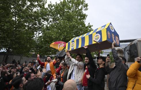Galatasaray fans celebrating their Turkish Super Lig title victory, carrying a mock Fenerbahçe coffin.