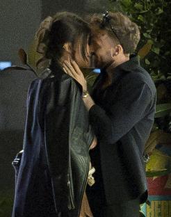 Sam Thompson and Samie Elishi kissing.