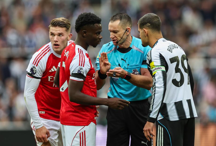 Referee Jarred Gillett explains his decision to overturn a penalty to Arsenal to Newcastle United's Bruno Guimaraes and Arsenal's Bukayo Saka and Viktor Gyokeres.