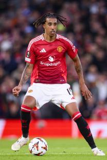 Leny Yoro of Manchester United playing soccer.