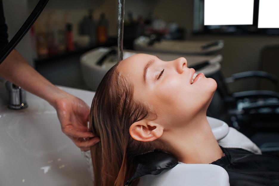 I’m a hairdresser and here’s my three major client icks, your floppy neck is just the start