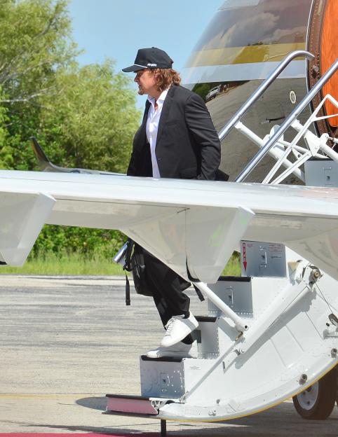 Kid Rock and Theo Von disembarking a private jet.