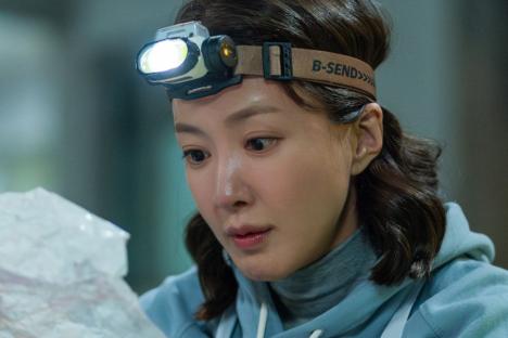Lee Si Young Channels Sherlock Holmes Vibes As She Cracks Neighborhood Cases In “Salon de Holmes”