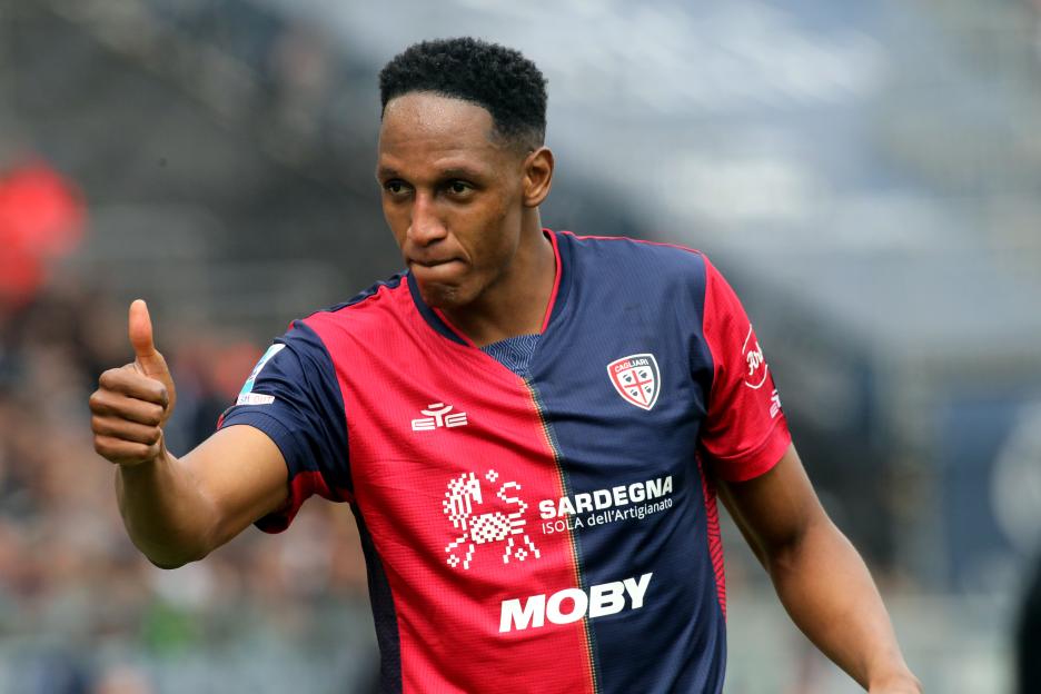 Yerry Mina of Cagliari Calcio giving a thumbs up.