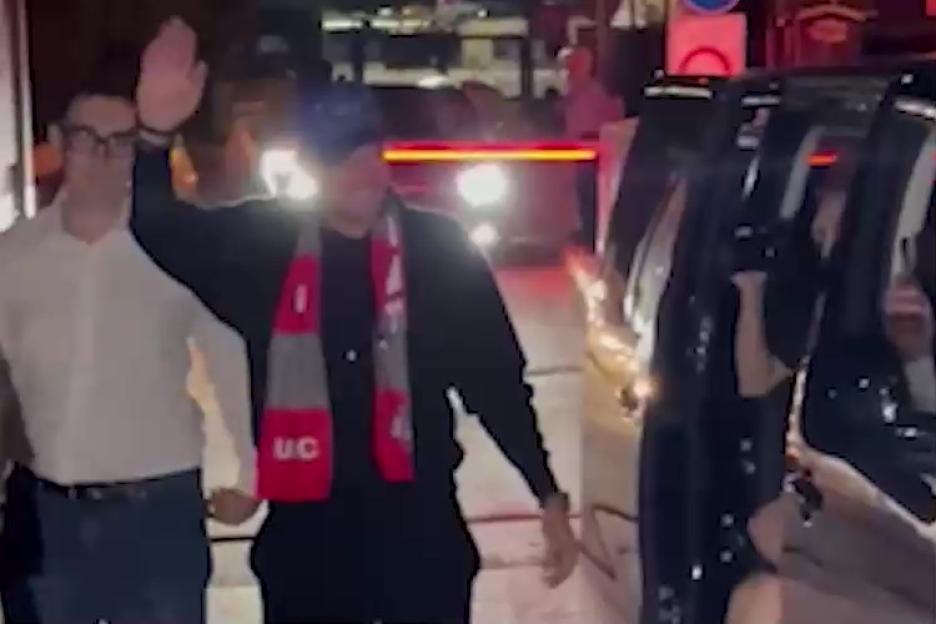 Jamie Vardy waving to Italian fans.
