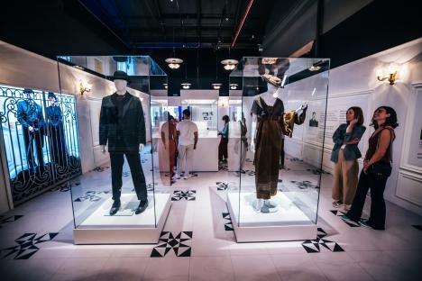 Titanic exhibition artifacts in glass cases.