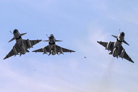 More than 100 Indian & Pakistani fighter jets ‘battled in massive dogfight in one biggest battles in modern warfare’