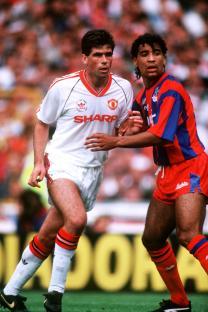 Manchester United and Crystal Palace players during the 1990 FA Cup Final.