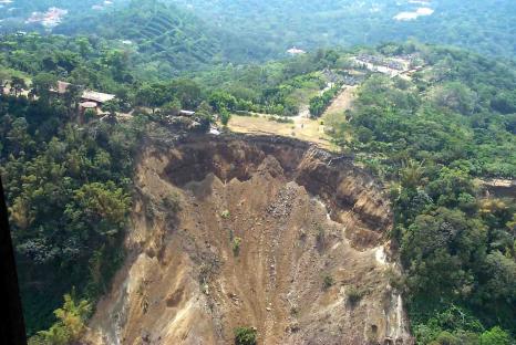 Landslide kills 4, injures 13 in Algeria 