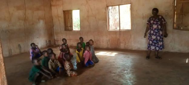 Benue: Pupils, teachers in Otukpa forced to sit on floors, windowsills despite N82bn education budget 4