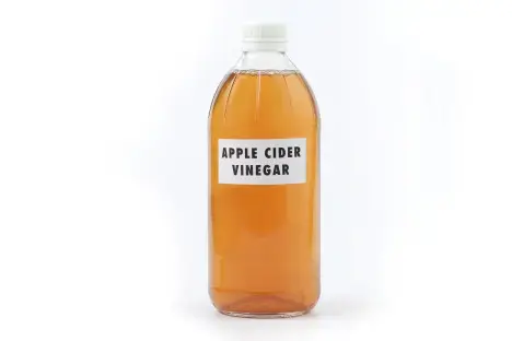 close-up-apple-cider-vinegar-747302841