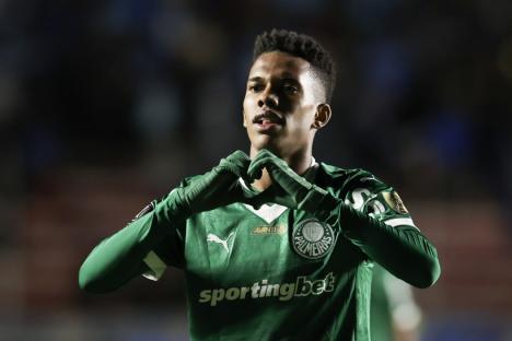 epa12053083 Estevao Almeida of Palmeiras celebrates a goal in a group stage soccer match of the CONMEBOL Libertadores between Bolivar and Palmeiras in La Paz, Bolivia, 24 April 2025. EPA/Esteban Biba