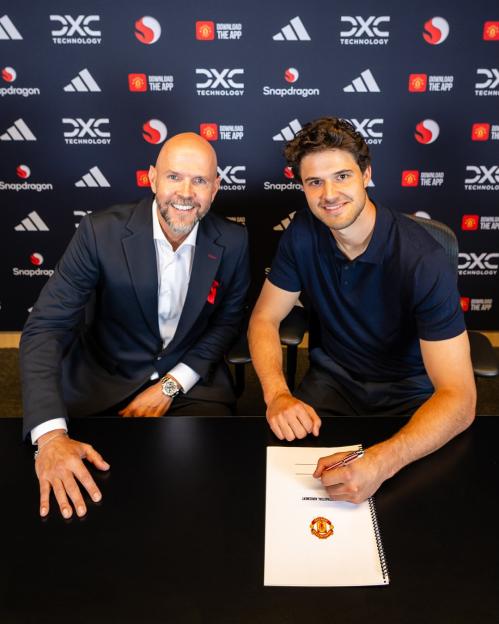 Senne Lammens signing a Manchester United contract.