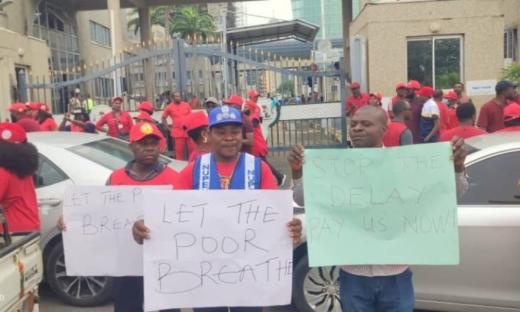 Nigerian workers protest at Ministry of Finance over unpaid allowances