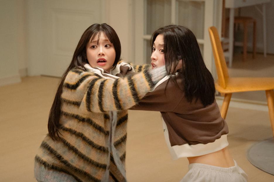 Arin And Chuu Grab Each Other By The Hair In Heated Brawl On “My Girlfriend Is The Man!”