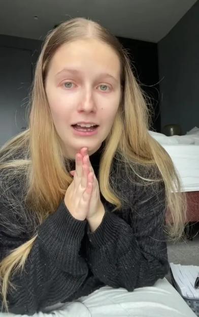 I’m 21 & I share a bed with my mum – I’ve got 88p to last me the rest of the month & now I’m begging strangers for help