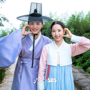 &#8220;The Haunted Palace&#8221; Stars Yook Sungjae And Kim Ji Yeon Charm Fans With Adorable Behind-The-Scenes Photos 7