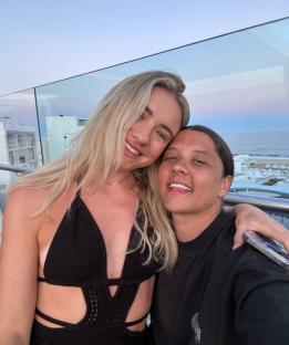 Sam Kerr and Kristie Mewis posing together.
