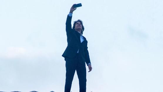 Daring Tom Cruise, 62, in latest risky stunt as he scales roof of UK cinema for selfie to promote new film