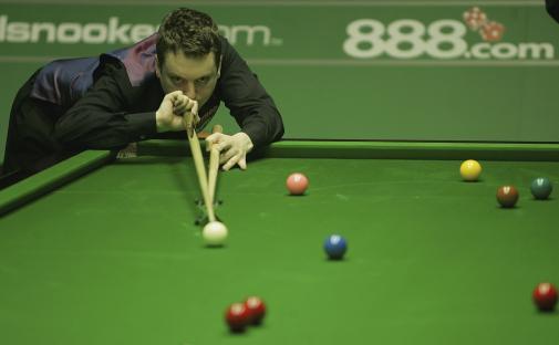 David Gray playing snooker.