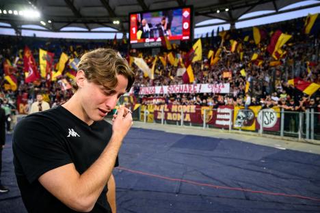 Edoardo Bove of Fiorentina greets former fans.