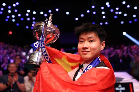 Zhao Xintong of China holding the Halo World Snooker Championship trophy.