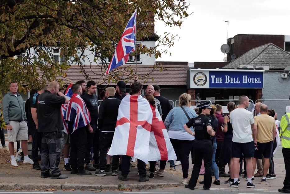 w8media..NO CREDIT.w8media The Bell Hotel Epping..Police and jubilant protestors gather outside there hotel ..19/08/2025.