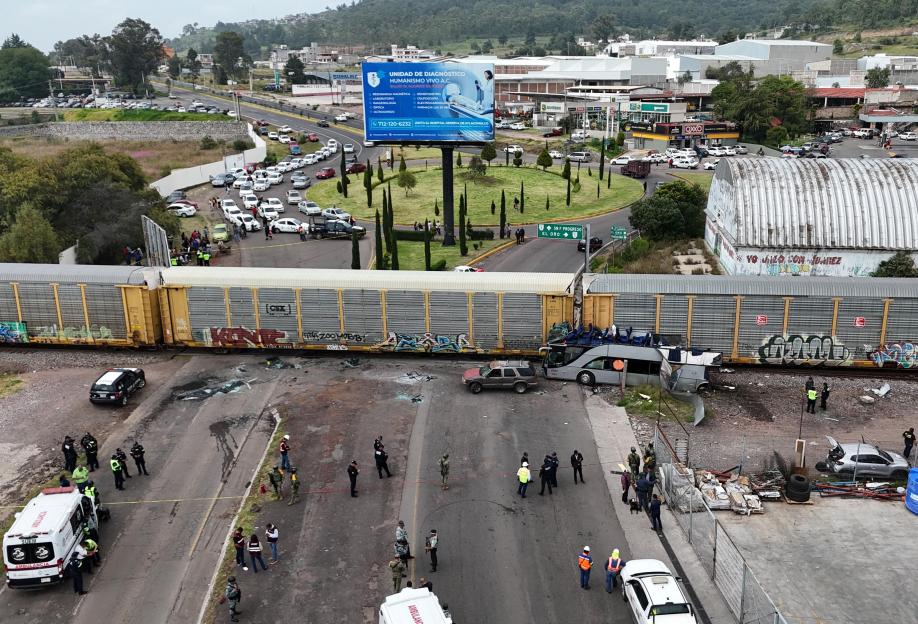 Aerial view of a train and bus accident scene in Atlacomulco, Mexico.