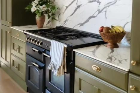 Woman shows off the ‘jaw dropping’ £50 kitchen she bought of Facebook and people are amazed – it even included an oven too 
