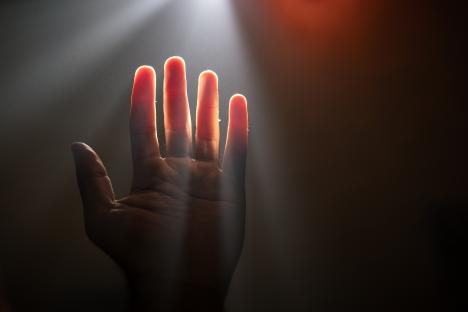 Humans ’emit mysterious light that disappears when we die’ – as scientists say we really do ‘glow’ with health
