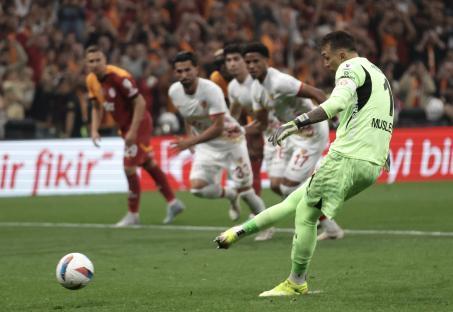 Fernando Muslera, Galatasaray's goalkeeper, scoring a penalty kick.