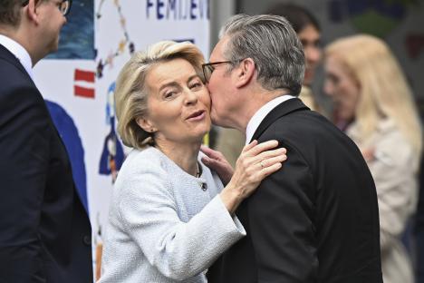 Ursula von der Leyen and Keir Starmer greet each other.
