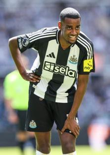 NEWCASTLE UPON TYNE, ENGLAND - MAY 11: Newcastle United's Alexander Isak catches his breath during the Premier League match between Newcastle United and Chelsea at St James' Park on May 11, 2025 in Newcastle upon Tyne, England. (Photo by Alex Dodd - CameraSport via Getty Images)