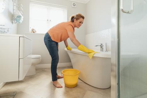 I’m a cleaning expert – 49p hack gets your bath sparkling clean with half the scrubbing & the amazing smell is a bonus