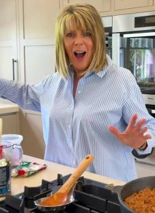 Ruth Langsford making spaghetti bolognese in her kitchen.