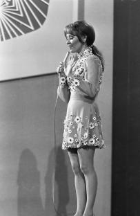 Black and white photo of Lulu singing at the Eurovision Song Contest in 1969.