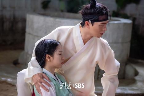 &#8220;The Haunted Palace&#8221; Stars Yook Sungjae And Kim Ji Yeon Charm Fans With Adorable Behind-The-Scenes Photos 5