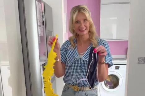 I’m the Queen of Clean & I dust hard to reach places easily with my 80p DIY tool – using things you likely already have