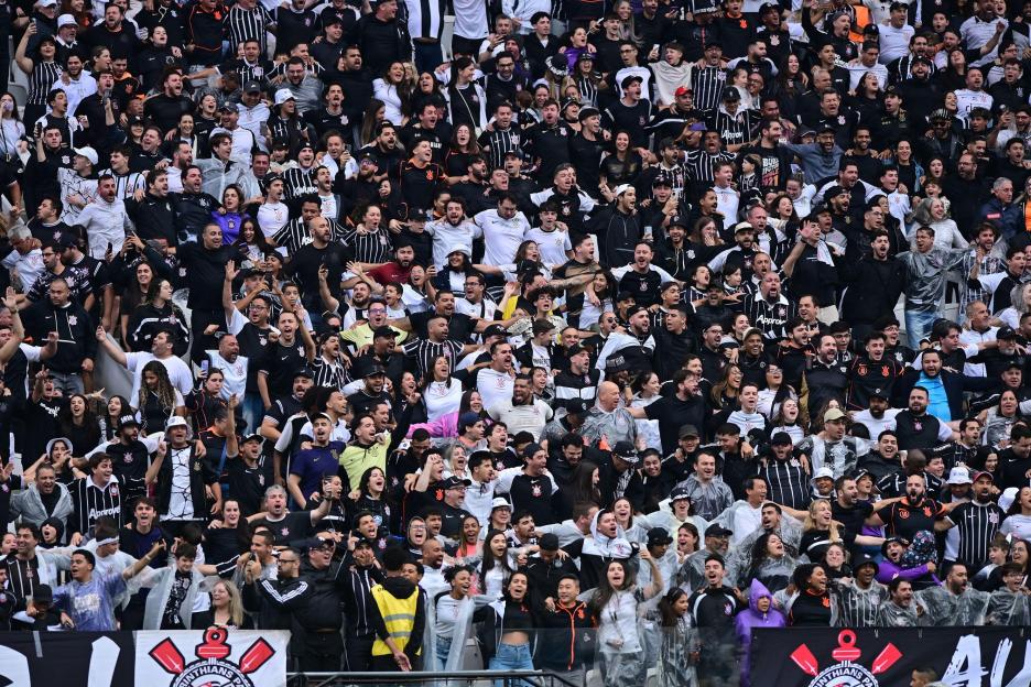 Sao Paulo, Brazil. 02nd Nov, 2025. NEO QUIMICA ARENA Sao Paulo (SP), 02/11/2025 - BRAZILIAN CHAMPIONSHIP/CORINTHIANS X GREMIO - Corinthians fans during the match between CORINTHIANS X GREMIO, valid for the thirty-first round of the Brazilian Champion