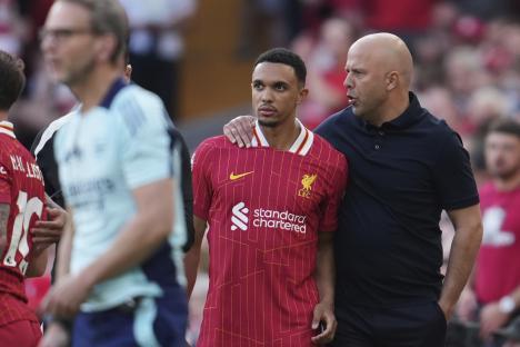 Liverpool manager Arne Slot instructing Trent Alexander-Arnold.
