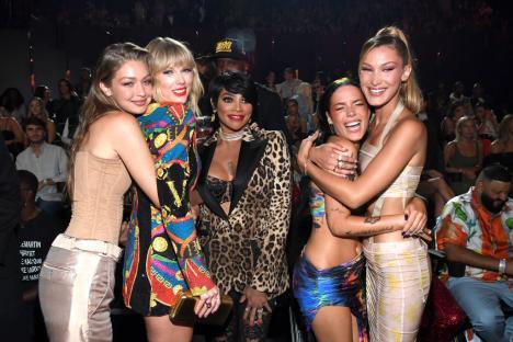Gigi Hadid, Taylor Swift, Sandra Denton, Halsey, and Bella Hadid at the 2019 MTV Video Music Awards.